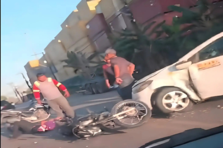 Colisão entre carro e duas motos deixa vítima caída na Bola da Gillette, em Manaus