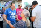 Roberto Cidade faz caminhada no Novo Aleixo e apresenta propostas a moradores