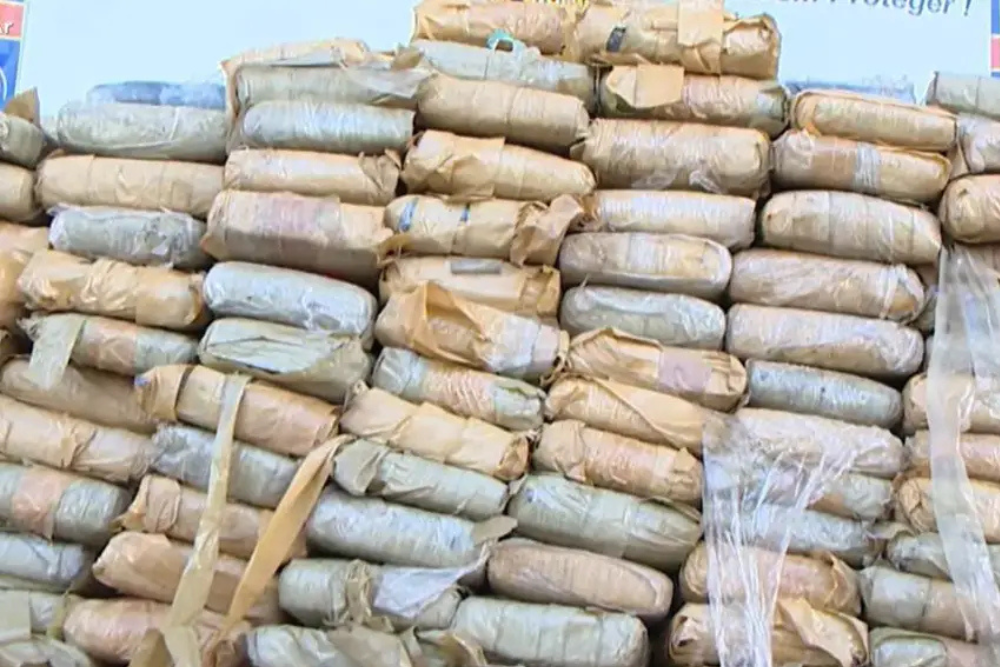 Homem &eacute; preso ap&oacute;s jogar fogos de artif&iacute;cio contra policiais em Manaus