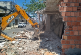 Construção irregular que ocupava calçada no Armando Mendes é demolida