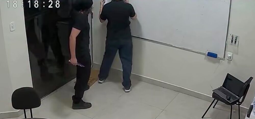 Aluno ataca professor a facadas durante aula de reforço em Manaus