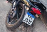 Vídeo: motocicleta é encontrada abandonada em rua de Manaus e moradores tentam localizar proprietário