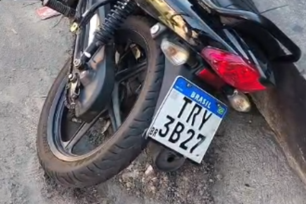 Vídeo: motocicleta é encontrada abandonada em rua de Manaus e moradores tentam localizar proprietário