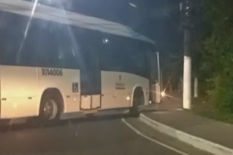 Vídeo: ônibus sofre pane e bloqueia acesso ao Aeroporto Eduardo Gomes em Manaus