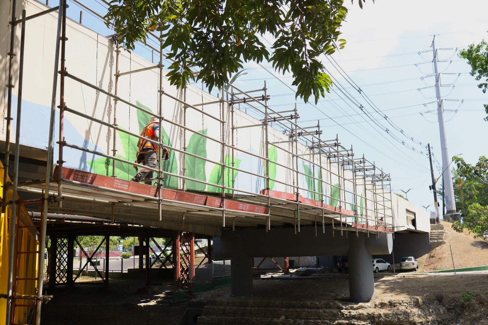 Ponte dos Bilhares ganha nova pintura e grafites em Manaus