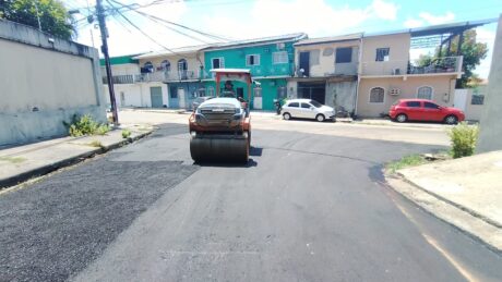 Rua Rosa Luxemburgo recebe recuperação do pavimento no Parque 10