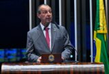 Omar entrega relatório pelo fim da escala 6x1 no Senado
