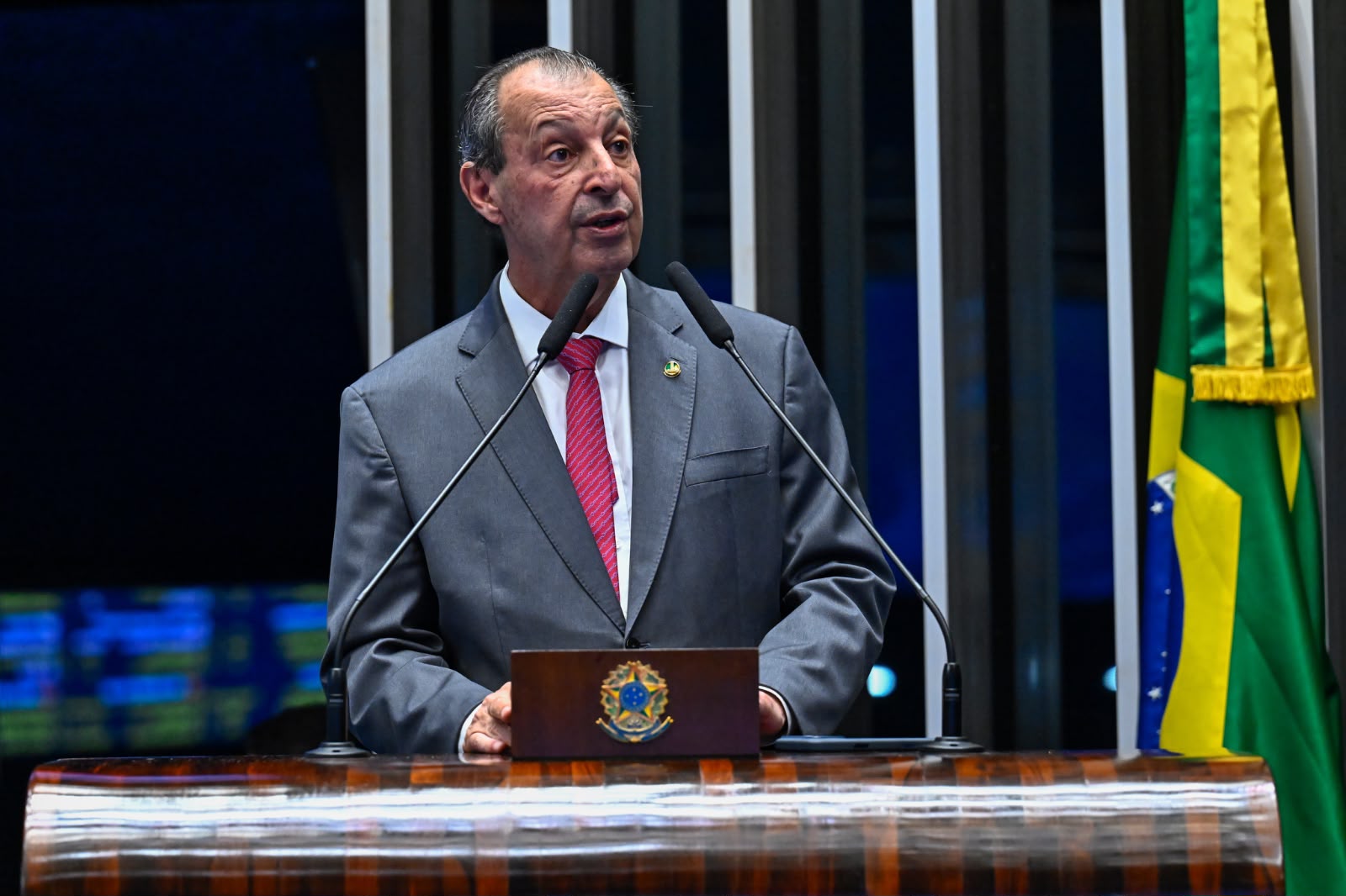 Omar entrega relatório pelo fim da escala 6x1 no Senado