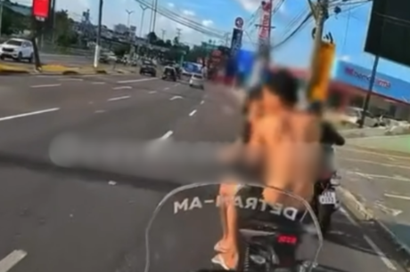 Vídeo: dupla foge de abordagem policial, faz manobras perigosas e cai de moto em Manaus