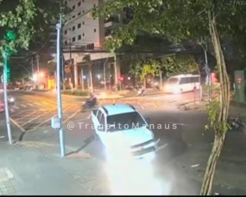 Barbeiro morre após moto ser atingida por viatura em cruzamento de Manaus