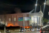 Incêndio em área de mata assusta motoristas e mobiliza bombeiros em Manaus