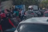 Engavetamento envolvendo quatro carros deixa trânsito lento na Rodrigo Otávio em Manaus