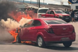 Carro é destruído por incêndio na Bola do Produtor em Manaus