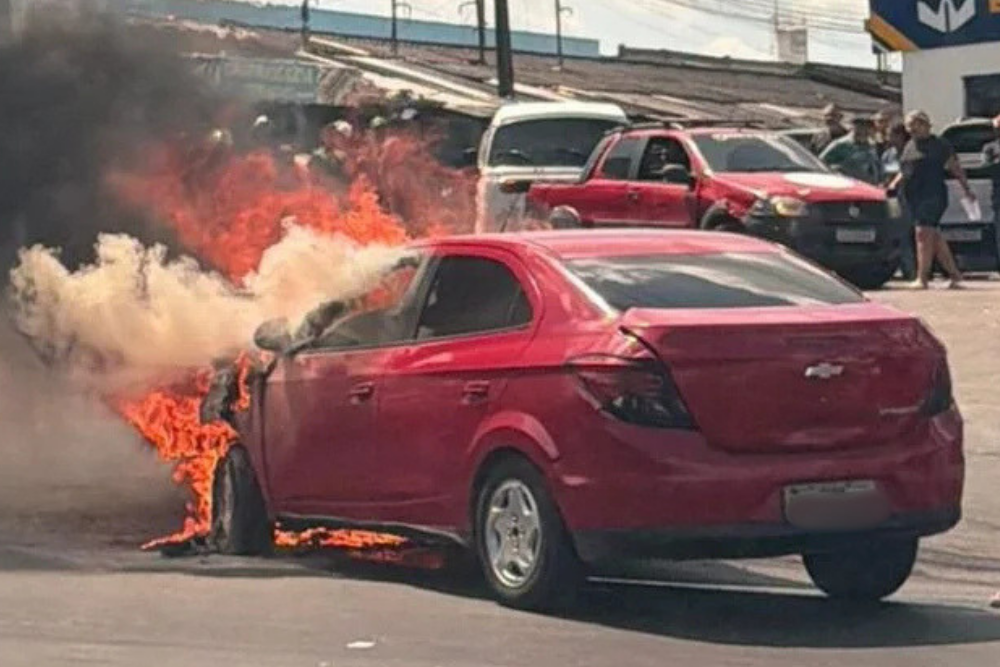 Carro é destruído por incêndio na Bola do Produtor em Manaus