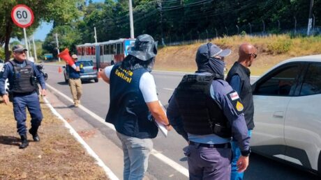 TRE-AM fiscaliza propaganda eleitoral irregular em veículos de aplicativo em Manaus