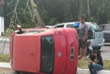 Carro sai da pista, bate em árvore e capota na Avenida do Turismo em Manaus