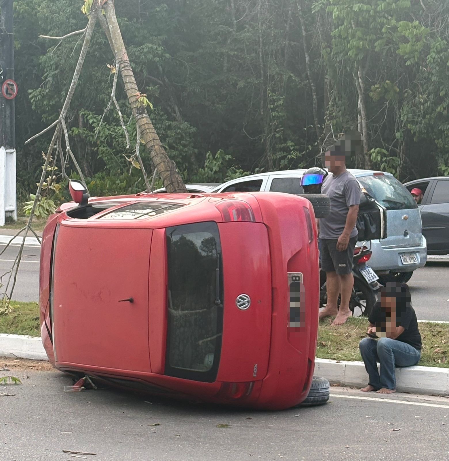 Carro sai da pista, bate em &aacute;rvore e capota na Avenida do Turismo em Manaus