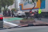 Mulher de 37 anos morre após colisão entre moto e caminhão em Manaus
