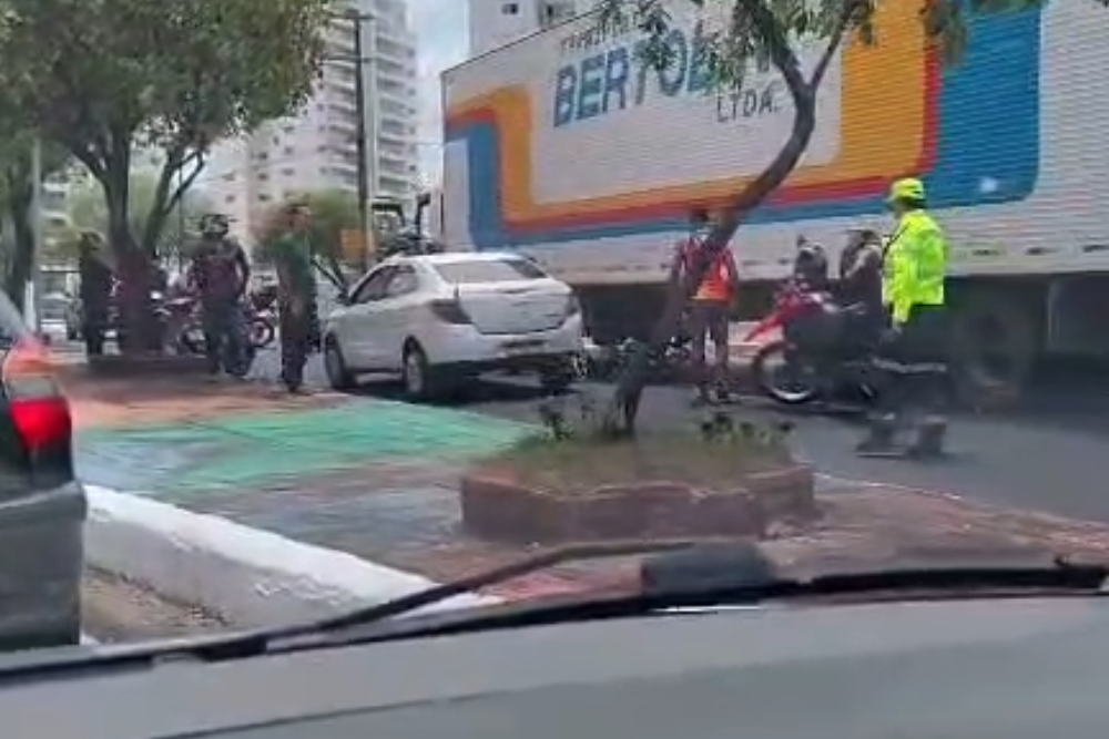 Mulher de 37 anos morre após colisão entre moto e caminhão em Manaus