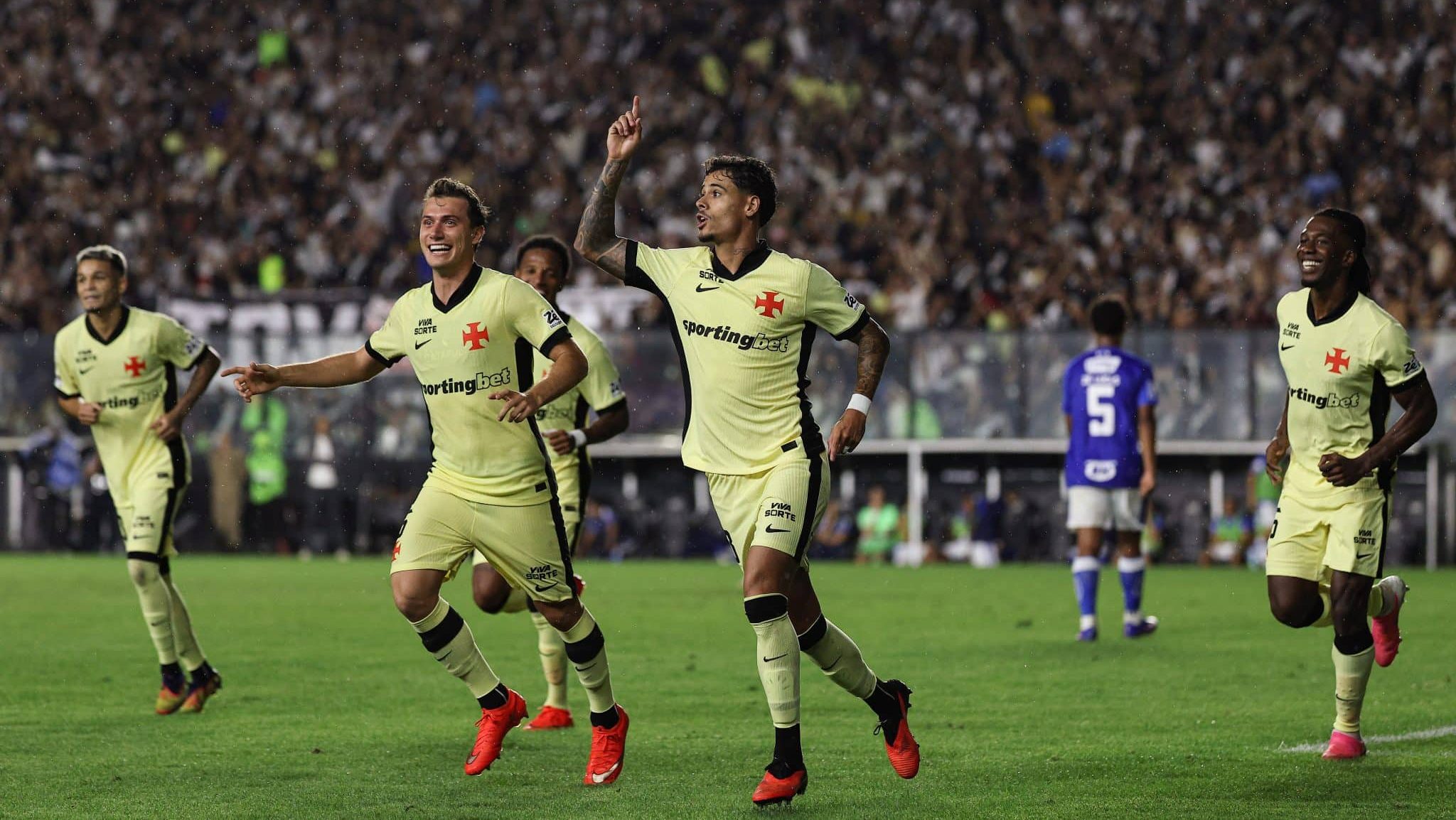 Vasco goleia o Cruzeiro e ganha fôlego na briga contra o rebaixamento