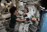 Astronautas da NASA realizam caminhada espacial para manutenção da estação