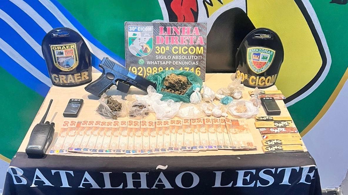 Jovem &eacute; detido com drogas, dinheiro e equipamentos usados no tr&aacute;fico em Manaus