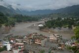 Necrotérios lotam e quase 200 corpos são sepultados em floresta no Nepal