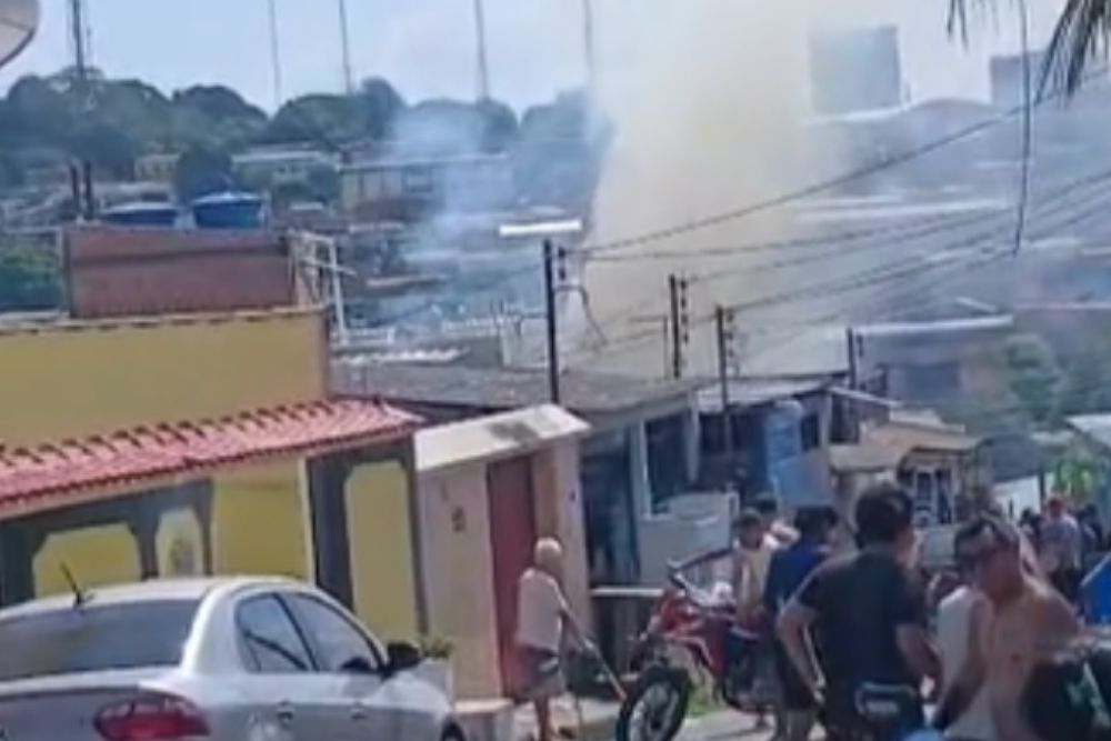 Fogo atinge residência e mobiliza bombeiros na Zona Leste de Manaus