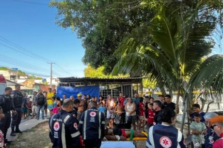 Homem é espancado por moradores e jogado em igarapé na Zona Norte de Manaus