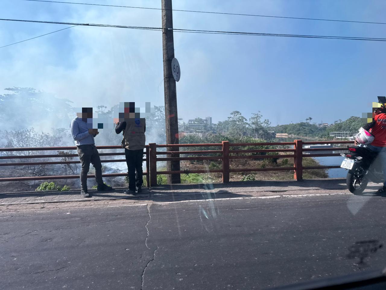 Incêndio atinge área de mata no São Raimundo e fumaça se espalha por bairros próximos