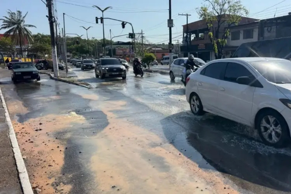 Rompimento de tubulação deixa trecho da Rodrigo Otávio coberto de lama em Manaus