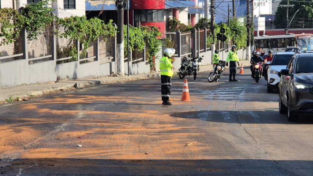 Derramamento de óleo causa acidentes na Rotatória da Suframa, em Manaus