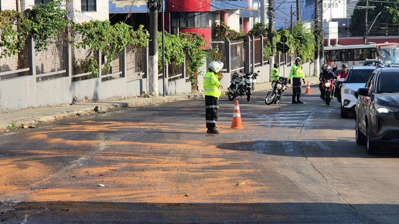 Derramamento de óleo causa acidentes na Rotatória da Suframa, em Manaus