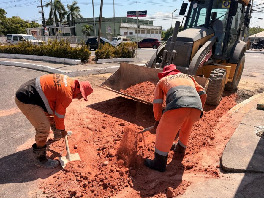 Obra emergencial recupera galeria subterrânea no cruzamento da Constantino Nery com a Darcy Vargas