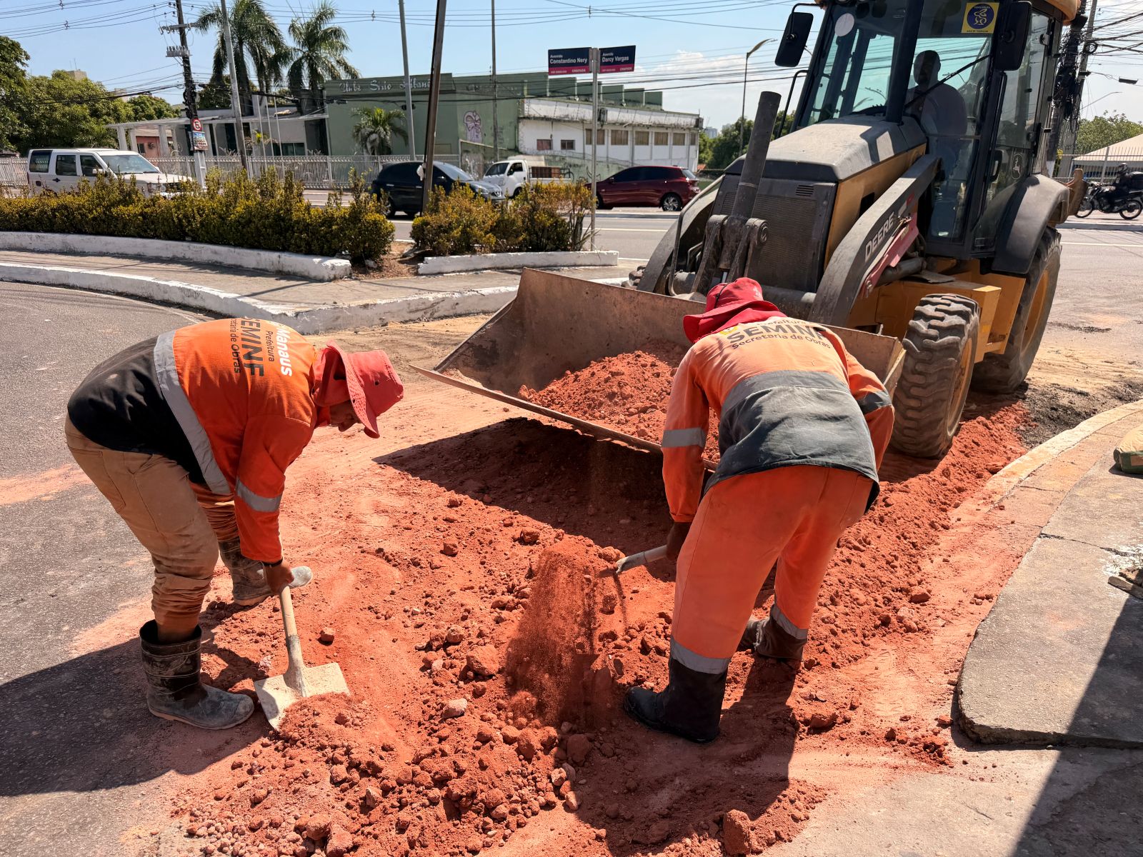 Obra emergencial recupera galeria subterrânea no cruzamento da Constantino Nery com a Darcy Vargas