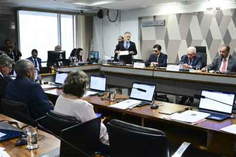 PEC que acaba com jornada de trabalho 6×1 é aprovada pela CCJ do Senado