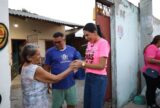 Mayra Dias faz primeira caminhada da campanha em Parintins