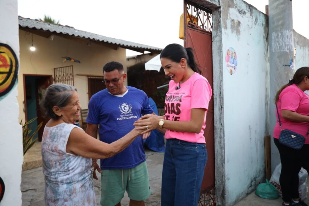 Mayra Dias faz primeira caminhada da campanha em Parintins Mayra Dias faz primeira caminhada da campanha em Parintins