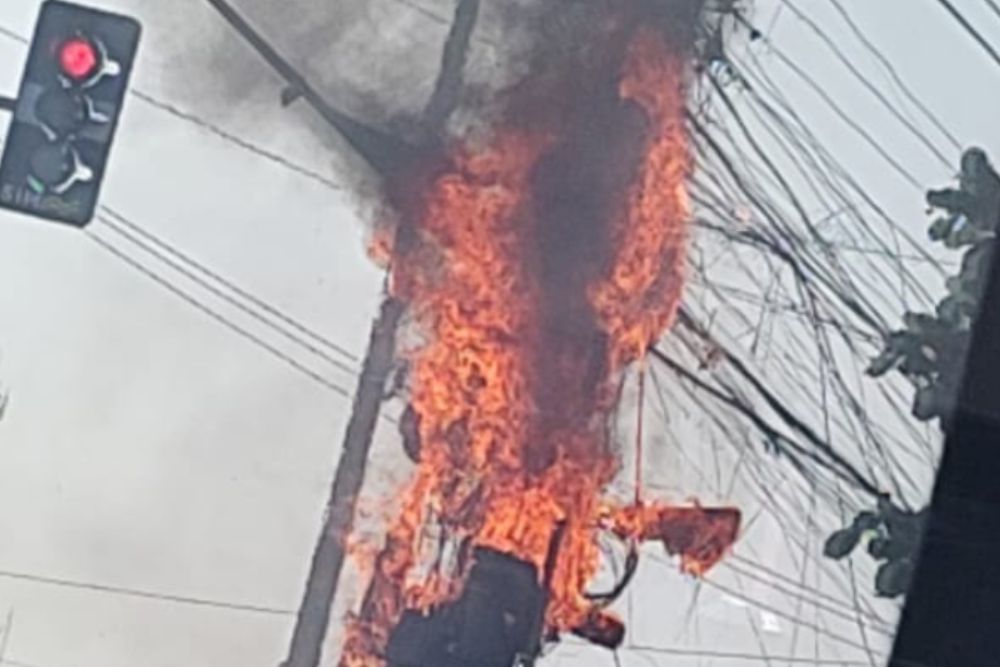 Incêndio em poste derruba fiação e interdita trecho da Cosme Ferreira em Manaus Incêndio em poste derruba fiação e interdita trecho da Cosme Ferreira em Manaus