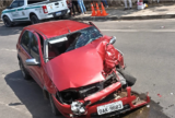 Conversão proibida provoca acidente e deixa carro destruído na Ponta Negra, em Manaus