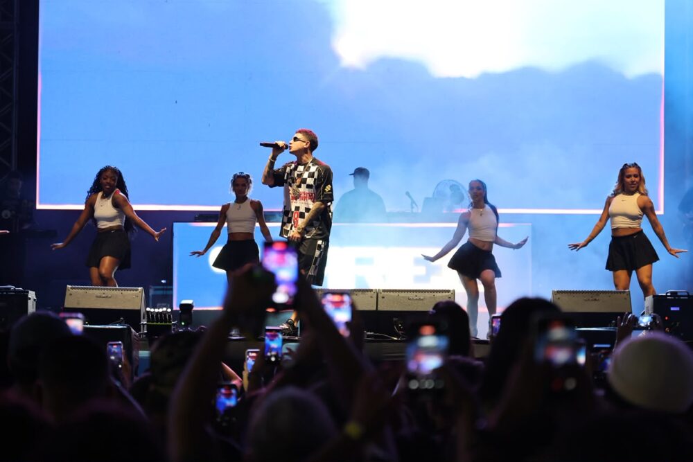 MC Hariel encerra programação do palco Alfândega ao som de grandes sucessos