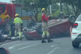 Carro capota na avenida Rodrigo Otávio e deixa trânsito lento