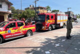 Bombeiros combatem incêndio em área de vegetação no bairro Educandos