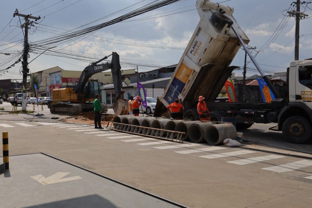 Avenida Professor Nilton Lins recebe reparo emergencial na rede de drenagem