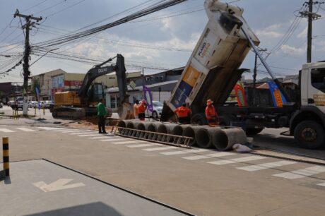 Avenida Professor Nilton Lins recebe reparo emergencial na rede de drenagem