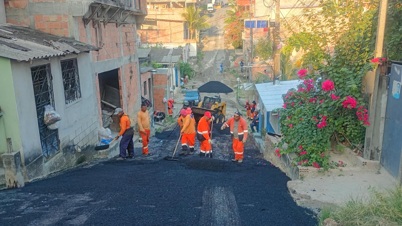 Prefeitura de Manaus recupera via com 50 toneladas de asfalto no Alfredo Nascimento