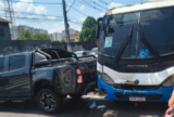 Batida entre ônibus e S10 provoca congestionamento na Avenida das Torres, em Manaus