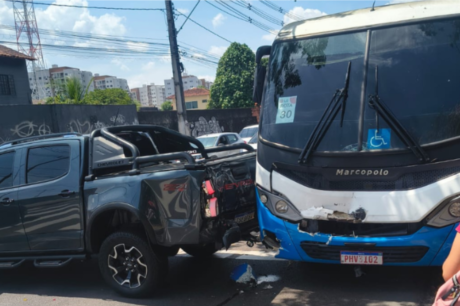 Batida entre ônibus e S10 provoca congestionamento na Avenida das Torres, em Manaus