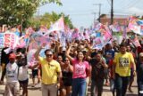 Mayra Dias é recebida por multidão em caminhada e reunião em Barreirinha