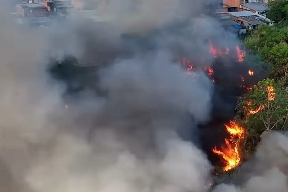 Inc&ecirc;ndio assusta moradores e motoristas na Avenida Max Teixeira, em Manaus